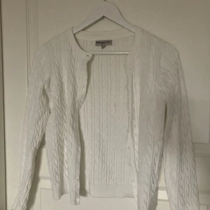 Kofta - En fin vit kofta från Ullared, säljer en likadan i mörkblå💞