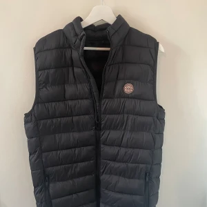 Dunväst Kronstadt - Tunn och skön dunväst ifrån märket Kronstadt! Aldrig använd så nyskick och riktigt fin! Nypris 350 kr.