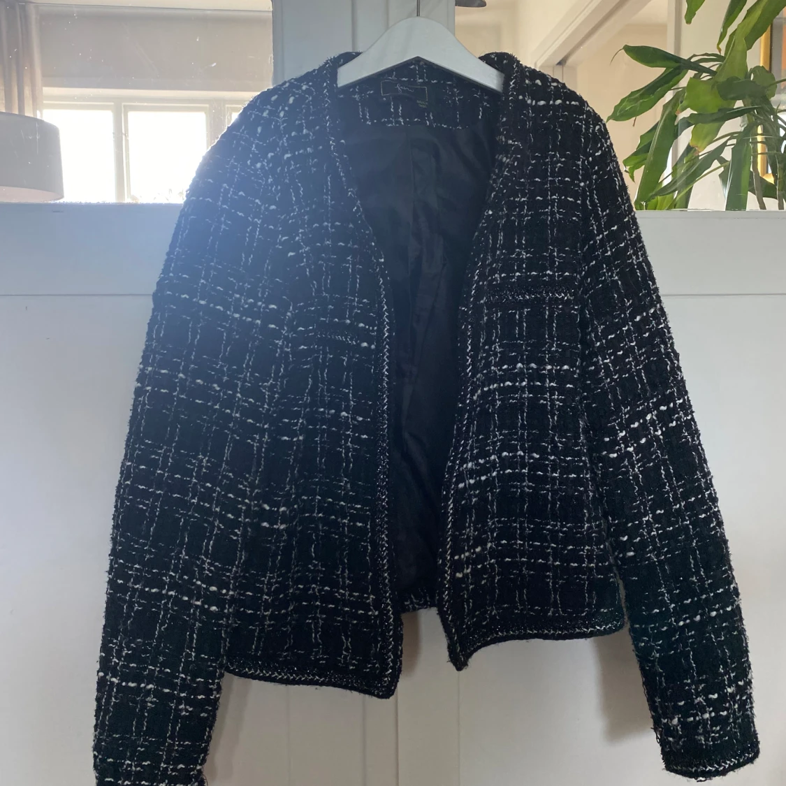 Svart/vit jacka  - 90