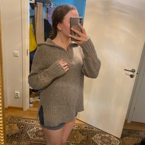 Stickad tröja - Beige/brun stickad tröja med slitsar och dragkedja. Supermysig på hösten💕💕🍁