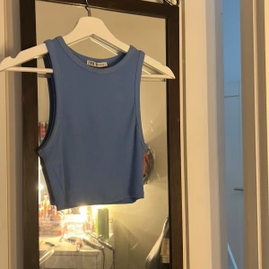 Blått zara linne - Ett blått ribbat zara linne.