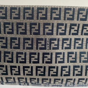 Liten handväska  - Gissar att den är oäkta men fin :) inköpt i Tokyo på second hand och verkligen inte sliten. Innefodret i bra skick och perfekt storlek på en handväska  Pris går att diskutera vid snabbt köp 🌞