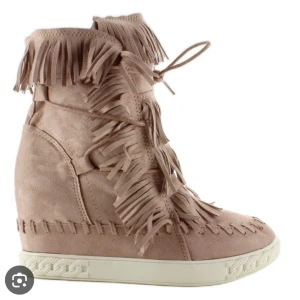 Frans skor - Rosa/beigea fransskor. Köpte på vinted. Jätte snygga men använder ej! Tecken på användning men fina ändå! 