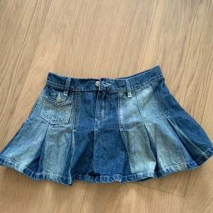 Jeanskjol med volang - Jättegullig volangkjol i storlek 36. Passar både XS och S. Köpt secondhand men aldrig använd. Väldigt bra skick!