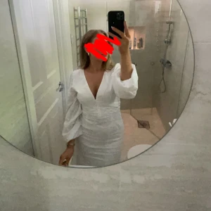 Klänning  - Jätte fin klänning från Gina tricot. Helt slutsåld överallt. Adoore liknande klänning. Storlek 38 men passar både 36 och 40. Använd en gång 💓