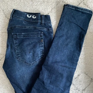 Dondup jeans  - Dondup jeans modell George i riktigt snygg djupblå färg. Storlek 30. Mycket gott skick.