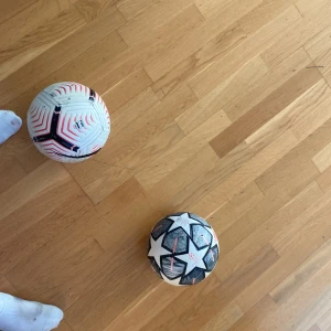 Champions league,Premier League boll  - Premier League bollen är size 5 och Champions league bollen är size 4 skick är  ändå ganska bra (premier league) Champions league är och bra men om ni har mer frågor så skriv till mig privat så får ni mer svar om skick,bilder osv 