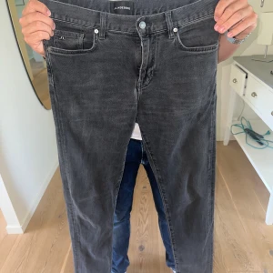 J.Lindeberg Jeans Slim - J.Lindeberg Jeans Slim. Storlek 30/34. Modellen på bilden är 183 cm lång och väger 72 kg. Som nya - inga defekter. Pris 199. 