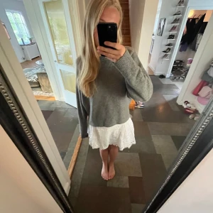 Stickad Zaratröja - Grå finstickad tröja från Zara. Är smått noppig på armarna därav priset. Storlek S. 