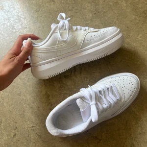 Air force limited edition  - Vita air force dam med hög platå. Använda fåtal gånger. Bekväma i storlek 38. Limited edition sälj ej längre. 