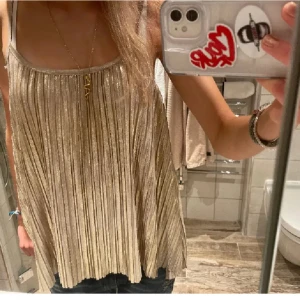 Guldiga Fest topp - Jätte fint linne från HM, är som nytt, (Lånad bild), priset kan diskuteras💕