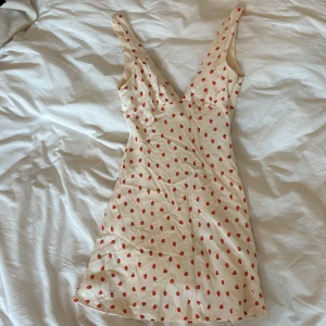 Sommarklänning  - Så söt sommarklänning från zara, lik den från Realisation Par.