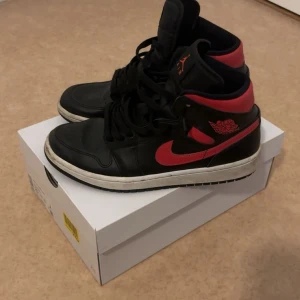 Jordan 1 mid siren red - 42 - Ganska använda därför pris. Säljs ifall nån behöver skor akut