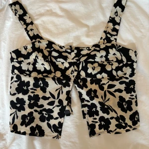 Vrg grl topp - I jättefint skick! Stl 10 (38) men skulle säga att den mer är som en s.