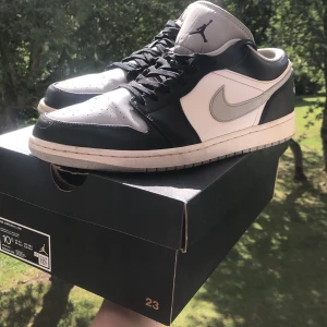 Air jordan 1 low shadow  - Air jordan 1 low shadow retro till salu Säljer för att dom är för små för mig Köpte på grailed (legitcheckad) år 2021 men har mest suttit på skohyllan sen dess. Skada på tyget se bild två. Kommer med og låda. 2300+ kr på stockx. Kan upphämtas sätra