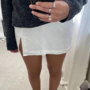 Linnekjol - Sååå söt linnekjol som köptes på plick, men som tyvärr var för stor för mig🥹💞 Är i fint skick och jag själv har aldrig använt den (köpt för 200 kr). Lånad bild av förra säljaren.