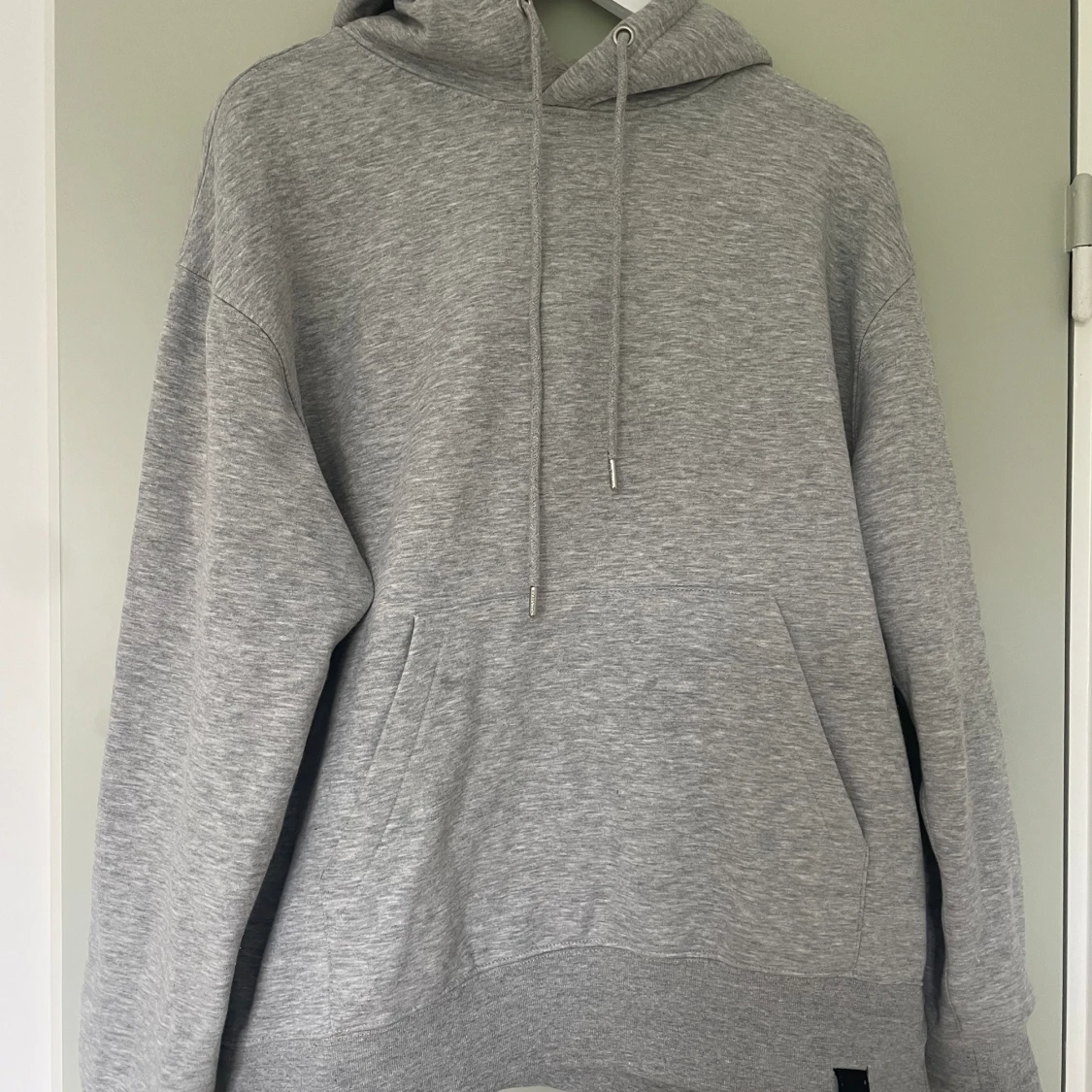 Grå hoodie