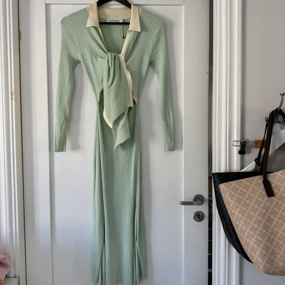 Säljer min gröna Adoore Riviera dress i storlek 34🤍fint skick. Klänningar.
