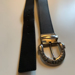 True Religion bälte - Vändbart bälte (brun och svart) från True Religion. Knappt använt, endast testat. Köptes i New York på True Religion butiken. 105cm långt. Har fler bilder så skriv vid intresse