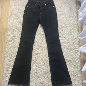 Bootcut jeans - Säljer pågrund av att de är alldeles för små för mig! Aldrig använt, storlek ”petite S” så de är ganska små i storleken, har du frågor kontakta mig (pris kan diskuteras) 