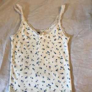 Linne med spets - Fint spetslinne med blå blommor använd sparasamt och i bra skick  Pris går att diskutera vid snabb affär 💕