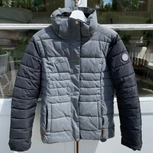 Five Seasons Dunjacka  - Hej, säljer min flickväns dunjacka från Five Seasons. Använd men i fint skick. Bekväm och praktisk. Perfekt övergångsjacka. Storlek EU 38 vilket motsvarar M. Grå med svarta ärmar. Nypris 1200kr. Pris kan diskuteras. Hör av dig i DM! 