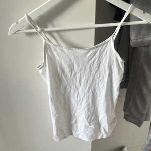 Hm Basic vit  top - Toppen är i väldigt gott skick och knappt använd. 