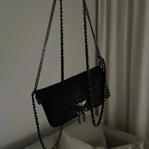 zadig voltaire - Lånade bilder🩷kom privat vid minsta fråga eller intresse🩷 säljer en exakt likadan väska super fint skick haft länge med inte använt så mycket💕 skriv privat om andra bilder💕💕pris går att diskutera vid snabb affär🩷