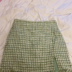 Grön kjol - Kjolen är i bra skick endast använd i fåtal tillfällen men är köpt för ca 3 år sedan.