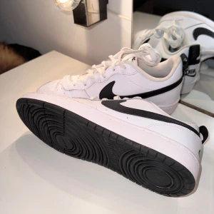 Nike / skor / lowcut - Säljer dessa jättefina nikeskor, strl 38,5🥰🤍 Använda 1 gång, som nya🤍🖤