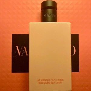 Valentino Donna Born in Roma, Bodylotion, 100 ml  - Fr Valentino presentbox, säljes utan kartong.  Den nya doften Valentino Donna Born in Roma är en nytolkning av kvinnligheten i en helt ny doft: En florientalisk Haute Couture-doft som har moderniserats med en överdos av tränoter.