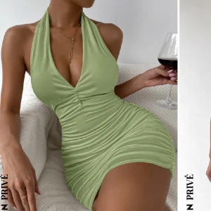 Shein - Rygglös Rynkad Slätt Klänning  - Aldrig använt. NySkick 