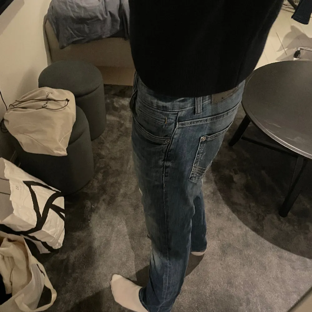 Slim jeans med slitningar och snygg tvätt och färg. Midjemått rakt över: 42,5 Hela byxans längd: 110 cm Mått över lår: 25 cm Hör av er vid frågor!! . Jeans & Byxor.