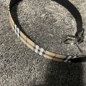 Burberry bälte - Överfett burberry bälte för en billig peng. Box och annat kommer med om man köper. Skriv i DM om due intresserad.