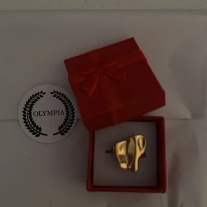 Ring (guld)  - Säljer en super fin ring i guld, som är ifrån Olympia. Säljer pågrund av att den inte passade. Den är nytt skick. 