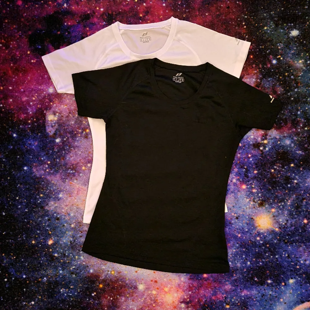 2st vanliga tränings tröjor i polyester, en svart och en vit i XS. Knappt använda. . T-shirts.