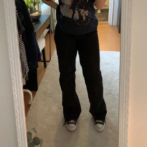 Svarta Jeans - Svarta wide leg jeans från Zara! Dem släpar lite på mig & år 173cm. Högmidjade & vida i benen. Ingen sömm i botten så är är snyggt slitna😋