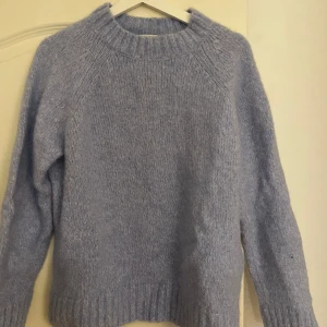 Stickad tröja  - Säljer denna snygga blåa stickade tröja från Cos pga kommer inte till användning 💙 Storlek M! Använd fåtal gånger! Pris kan absolut diskuteras & köparen står för frakten 🫶🏼