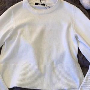 Stickad tröja - En super fin stickad tröja med stor mudd från bik bok. Jag är 168 och den är typ som en mag tröja som man kan se på bild 2-3. ( den är liten i storleken )Ställ gärna frågor om ni undrar något💕