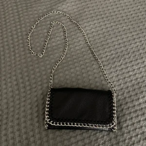 Tiamo väska (INTE SÅLD!!) - Säljer min underbara Tiamo väska då den tyvärr inte kommer till användning💕köpt för ca 500kr, skriv vid frågor eller fler bilder☺️ (lånad bild) 