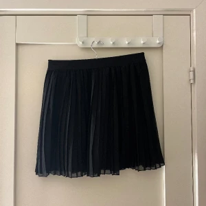 Pressveck kjol - Kort kjol från NA-KD. Aldrig använd, säljer pga ej min stil🫶