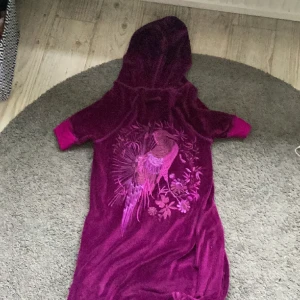 Jean paul Gaultier tröja! - Säljer nu min Jean paul Gaultier tröja då den inte passar mig. Den är aldrig använd! Den är värd mer än vad jag säljer för!! (Värd 5000-6000kr) Man ska kunna betala direkt.