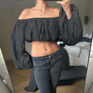Svart topp - Säljer denna svarta topp. Endast använd fåtal gånger så i princip i nyskick💞