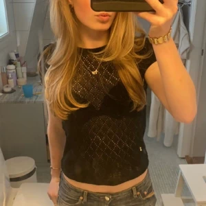 Fin virkad tröja 💗 - Säljer min jättefina svarta topp/blus som skimrar i ljuset. Perfekt för fest eller tjejmiddag 💗✨Tröjan är i nyskick och säljs därför den är lite för genomskinlig för mig 💗💗 