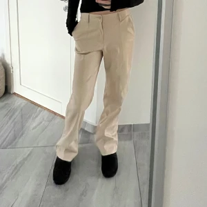 Skinnbyxor - Beiga raka byxor med läderimitation. Långa i benen, jag är 177! Använda ett fåtal ggr🩷