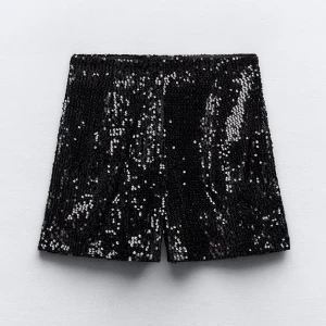 Glitter shorts  - Jättefina shorts med svarta paljetter. Säljer då de är för små och jag glömde skicka tillbaka så de har lappen kvar 💕 