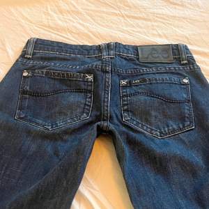 otroligt fina vintage lågmidjade jeans från Lee💕 de är bootcut och splitternya! Midjemått: 35cm Innerbenslängd: 73cm grenmått: 18.5cm💞jättesnygga bakfickor, tyvärr inga bilder med de på de var för små i midjan💕(FINNS KVAR)