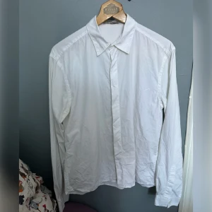 Acne vit skjorta storlek 48/ M  - Som rubrik lyder. Nytvättad.  Stilig vit skjorta, passar till de flesta outfits.  Finns några små fläckar här & var. På ena ärmen visas på sista bild. Herr skjorta men skulle passa som unisex.  