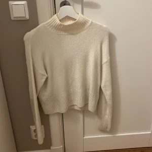 Stickad tröja - Säljar min vita stickade tröja från other stories i storlek xs 💕💕