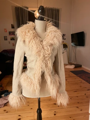 Penny Lane coat - Superfin penny lane/ afghan jacka. Rätt tunn i tyget så passar perfekt under våren då kragen fortfarande värmer 